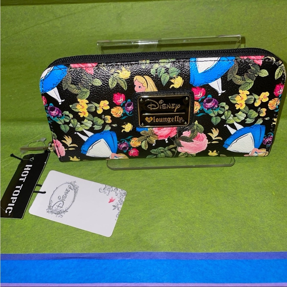 ❤️ OG Heart Logo Exclusive Loungefly Disney Alice in Wonderland Floral Wallet